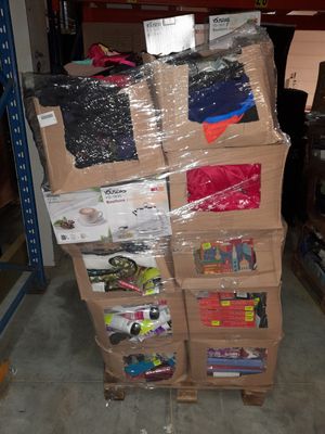 une pile de boîtes empilées les unes sur les autres