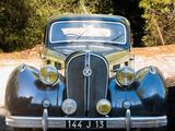 une voiture noire et argentée garée sur le bord de la route