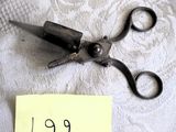 un morceau de papier sur lequel figure l'image d'une paire de ciseaux