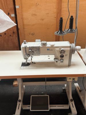 une machine à coudre posée sur une table dans une pièce