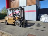 un chariot élévateur garé devant un bâtiment