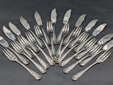 beaucoup de fourchettes et de cuillères sur la table