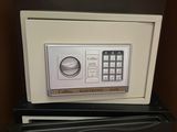 un petit coffre-fort posé sur un micro-ondes