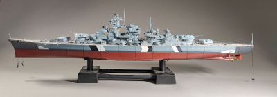 une maquette de cuirassé exposée sur un socle