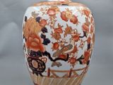 un vase orné d'un motif représentant des fleurs et des oiseaux