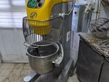 un mixeur jaune posé dans une cuisine près d'une fenêtre