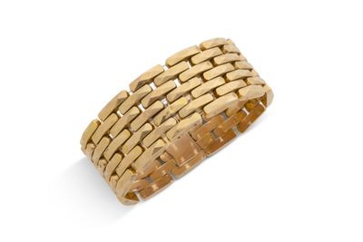 une bague en or jaune ornée de carrés et encore de carrés