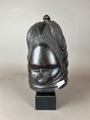 une image représentant la tête d'un homme sur un socle