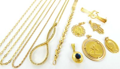 beaucoup de bijoux en or sur une surface blanche