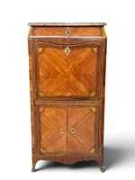 SECRETAIRE DE DAME en armoire à bâti de bois de chêne à plac…