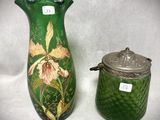deux vases placés l'un à côté de l'autre