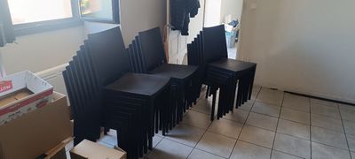 le nombre de chaises qui sont assises ensemble dans une pièce