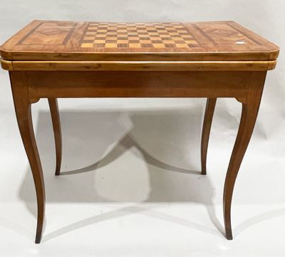 une table en bois sur laquelle est posé un échiquier