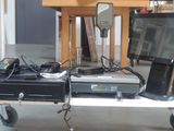 une table sur laquelle se trouvent un téléviseur, des haut-parleurs et d'autres appareils électroniques