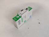 un paquet de cigarettes posé sur une table