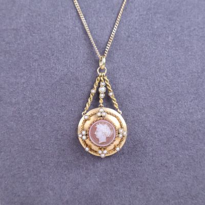gros plan d'un collier sur un mannequin mannequin mannequin mannequin mannequin mannequin mannequin mannequin mannequin