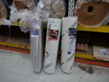 deux rouleaux de papier et un rouleau de ruban adhésif sur une étagère