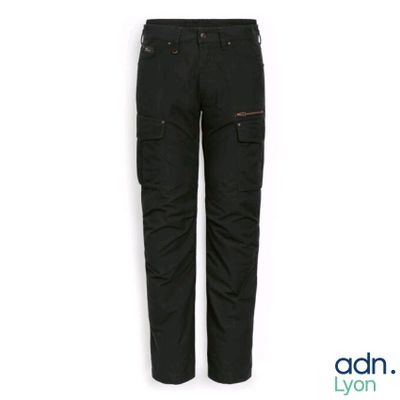 une photo d'un pantalon cargo noir sur fond blanc