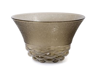 un vase en verre posé sur une surface blanche