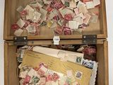 une boîte en bois remplie de nombreux timbres et lettres