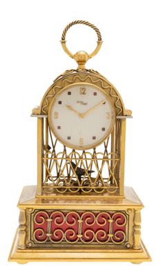 une horloge en or posée sur une table