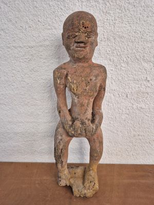 AFRIQUE Sculpture en bois errodé figurant un homme debout.