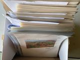 une boîte en carton contenant une pile de papiers