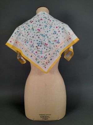 NINA RICCI. Carré en coton à décor printanier de fleurs bleu…