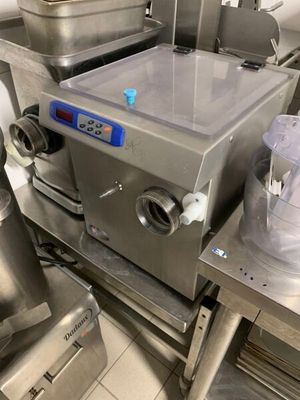 une machine qui se trouve au milieu d'une cuisine