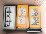 trois livres dans une boîte, avec des images à l'intérieur