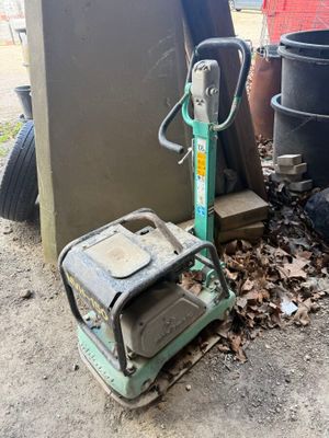 une photo montrant un tas de vieilleries dans une cour