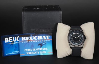 une montre noire avec un bracelet en cuir noir et un nœud papillon blanc, posée à côté d'une boîte de cartes