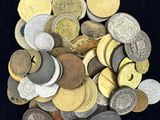 un tas de pièces sur lequel est accrochée une étiquette de prix