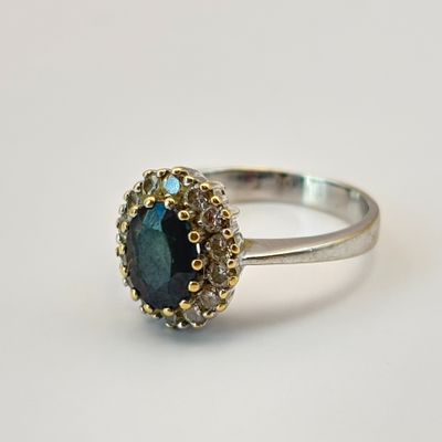 Gros plan sur une bague ornée d'une pierre bleue