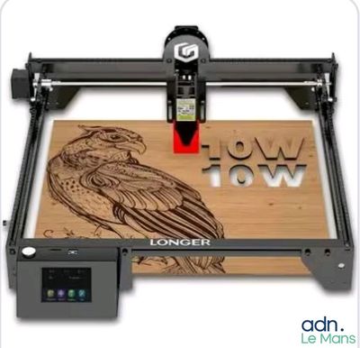 une image représentant une imprimante 3D sur laquelle figure le dessin d'un oiseau