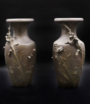 deux vases posés l'un à côté de l'autre sur une table