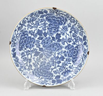 une assiette bleue et blanche ornée d'un motif floral