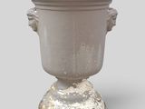 un vase blanc posé sur un socle