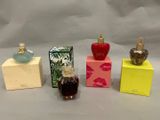 trois flacons de parfum miniatures posés les uns à côté des autres sur une table