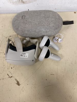 une paire de chaussures et un casque audio par terre