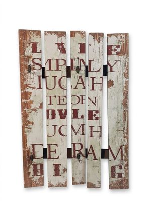 trois morceaux de bois sur lesquels sont peints des mots sur fond blanc