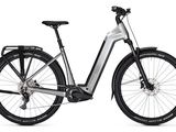 un gros plan d'un vélo sur fond blanc, avec un fond blanc