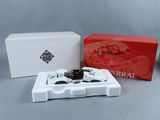 un gros plan sur un coffret contenant une montre et un autre coffret contenant une montre