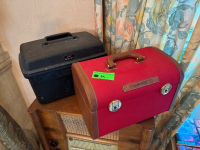 deux valises empilées l'une sur l'autre