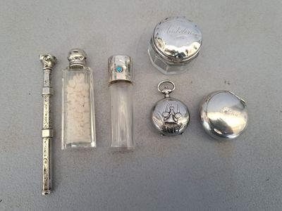 un grand nombre d'objets posés sur une table
