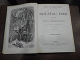 un livre ouvert sur une table, avec l'image d'un homme à cheval