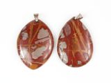 deux pendentifs en jaspe rouge et blanc en forme de larme sur fond blanc