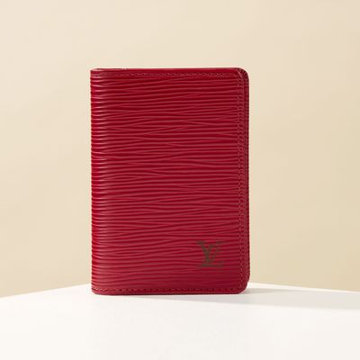 Louis VUITTON, Porte-cartes en cuir épi rouge Avec boite Trè…