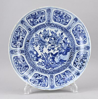 une assiette bleue et blanche ornée de fleurs et d'oiseaux