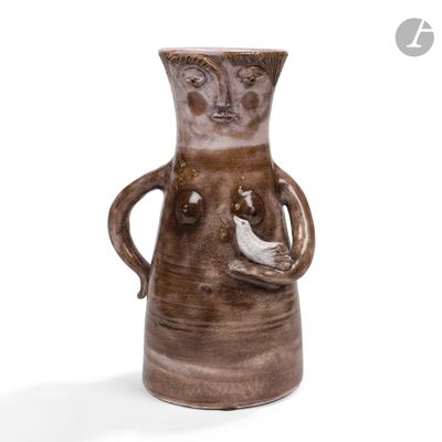 un vase marron contenant un oiseau, sur fond blanc
